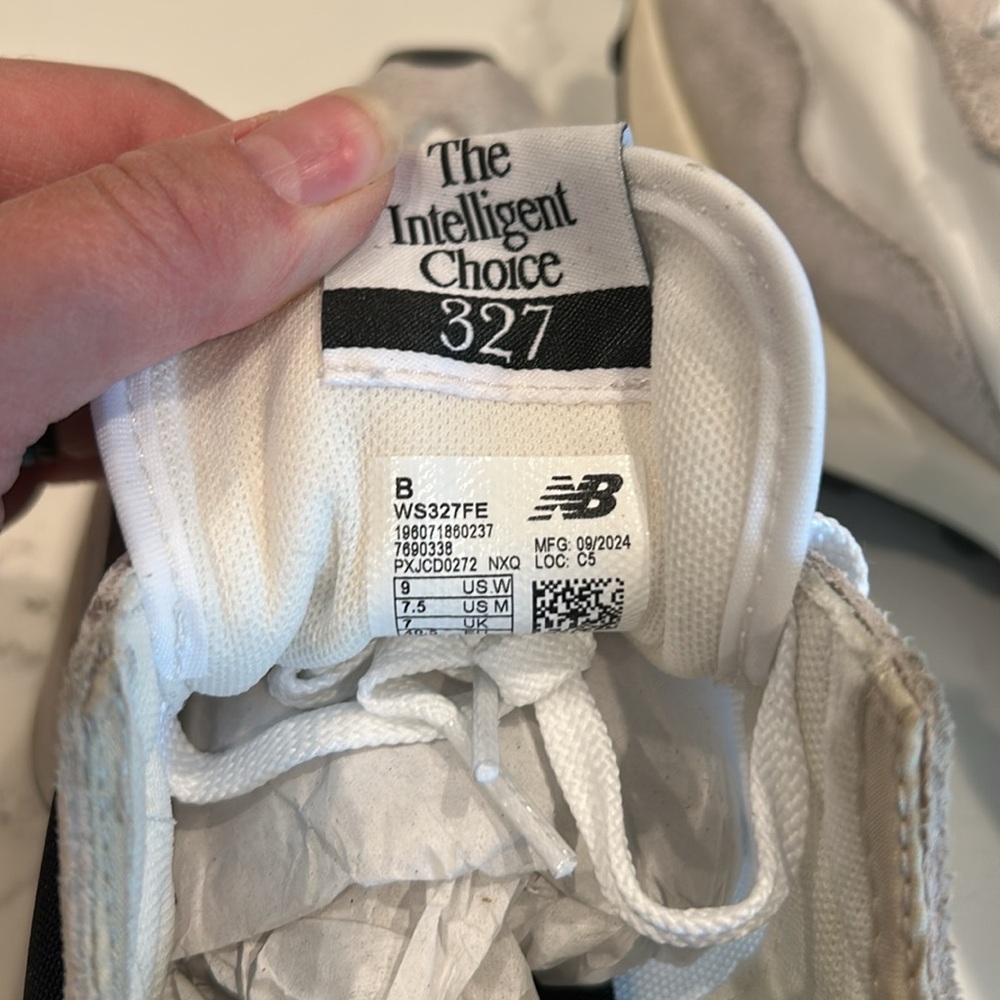NEW BALANCE Women's 327 Shoes Size 9B In Sea Salt with NB 103 White And Black - Picture 11 of 13